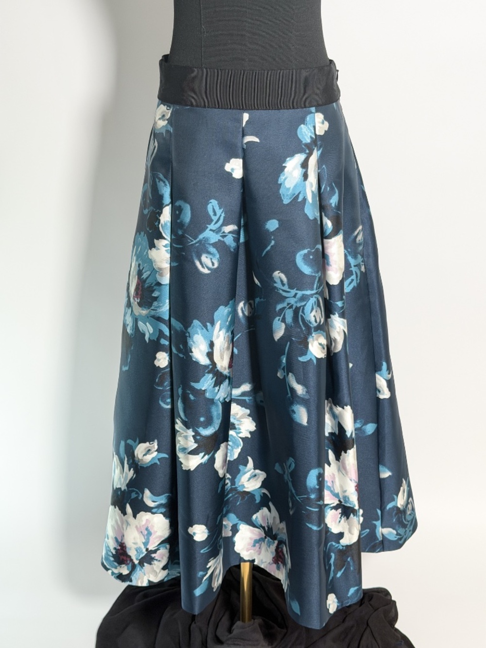 WHBM Floral Midi Skirt Size 6 Blue White House Black Market Pockets Full Swing